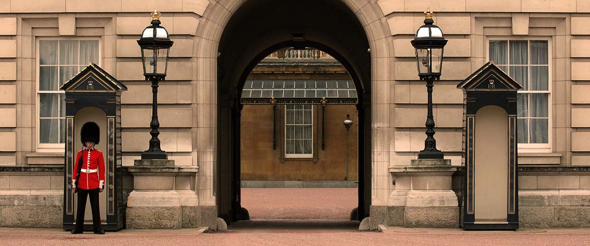 queens guard, london